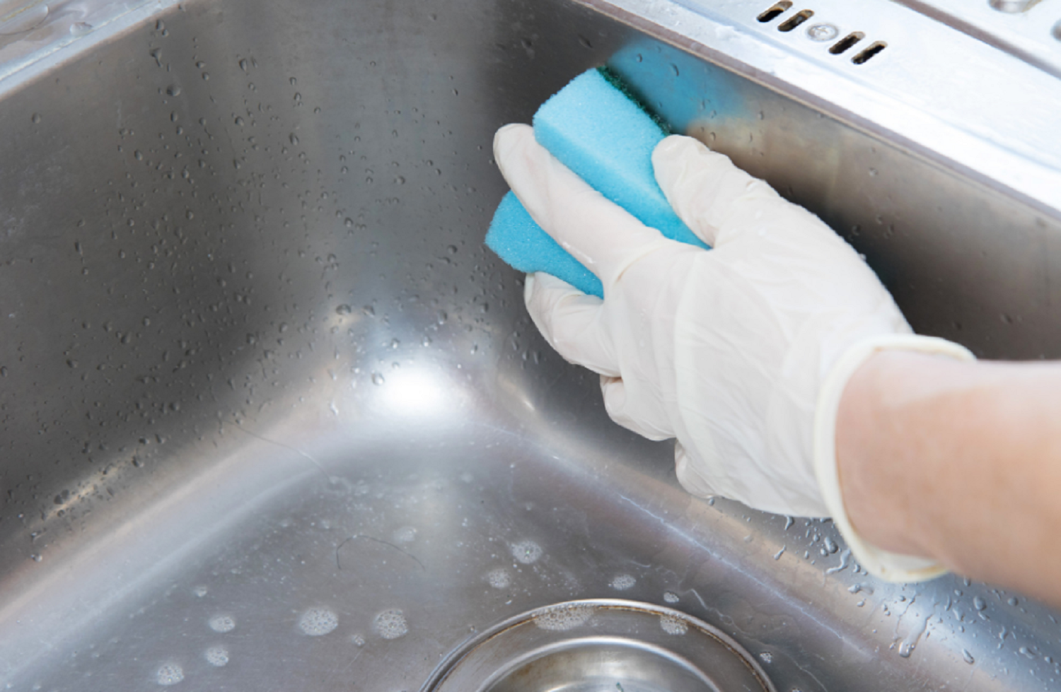 cleaning sink with sponge